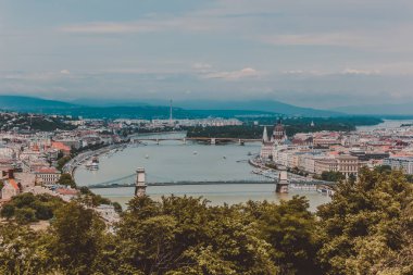 Budapeşte yağmurlu ve sis gün kıyısında kentsel şehir ilçe scape tepenin üst üstte ufuk görünümünde dağ ile 