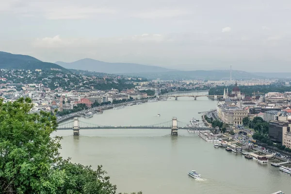 Budapeşte Yağmurlu Sis Gün Kıyısında Kentsel Şehir Ilçe Scape Tepenin — Stok fotoğraf