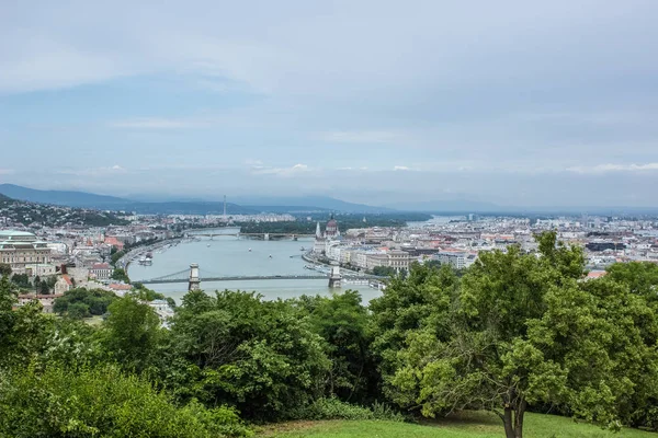 Budapeşte Yağmurlu Sis Gün Kıyısında Kentsel Şehir Ilçe Scape Tepenin — Stok fotoğraf