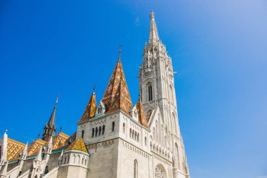 Beyaz güzel Gotik kilise cephe mavi gökyüzü arka plan boş boşluk ile parlak yaz günü için kopya ya da metin içinde