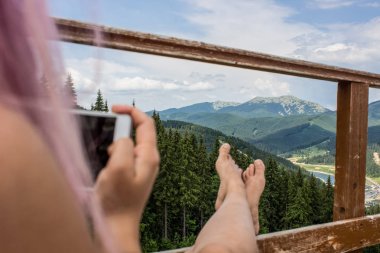 yumuşak odak dinlenme kavramı kız çıplak ayak üzerinde dağ arka plan doğa manzarası
