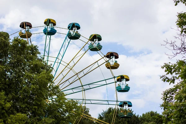 Ferris Construção Roda Metal Acima Árvores Verdes — Fotografia de Stock