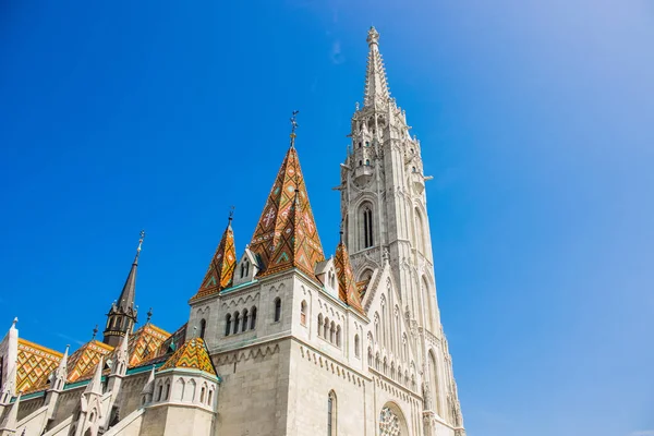 Beyaz güzel Gotik kilise cephe mavi gökyüzü arka plan boş boşluk ile parlak yaz günü için kopya ya da metin içinde