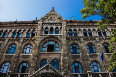 Cephe parlak yaz saati gün mavi gökyüzü ile eski Gotik Sarayı