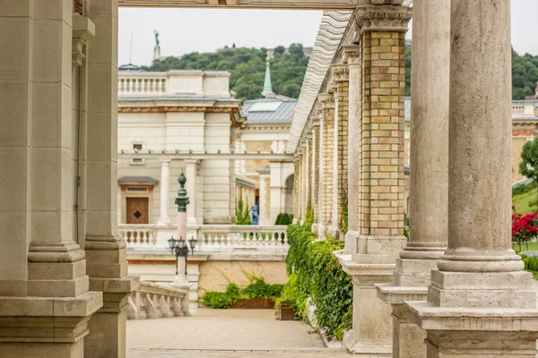 Eski Saray beyaz mimari yarda kavram sütunları ve kimse ile boş alanı