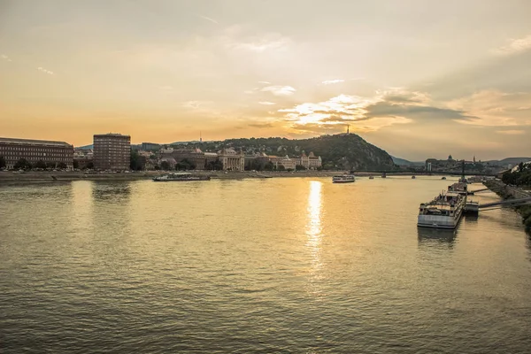 yağmurlu gün günbatımı akşam saat içinde eski bina ile waterfront şehir ilçe