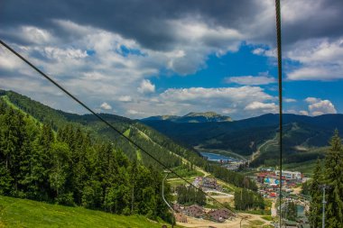 Orman dağ doğa manzara yakınındaki dağ tatil köyü ile ahşap evler