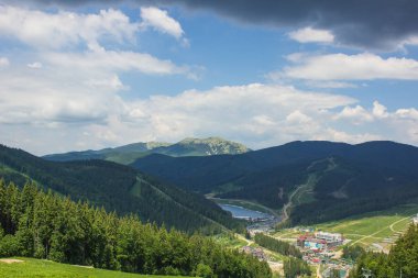 Orman dağ doğa manzara yakınındaki dağ tatil köyü ile ahşap evler