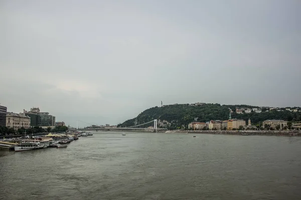 Budapeşte Waterfront Nehir Gemi Ile Gri Yağmurlu Gün Zamanında — Stok fotoğraf