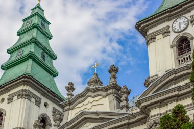 Eski Katolik cathedra kuleleri parlak yaz saati gün mavi gökyüzü bulutlu 
