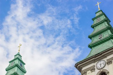 Eski Katolik cathedra kuleleri parlak yaz saati gün mavi gökyüzü bulutlu 
