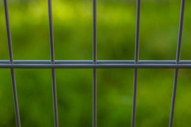 yeşil arka plan kavramı kopya veya metin için boş alan ile yumuşak odak metal çit