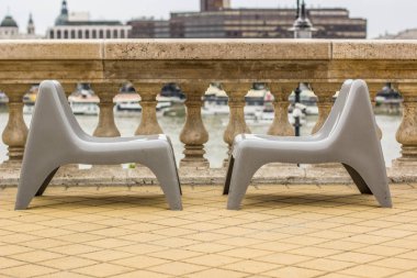 waterfront city scape bölgesine eski ortaçağ Sarayı manzaralı balkonda co çalışma alanı üzerinden simetri iki plastik sandalye