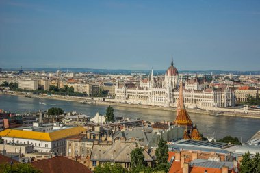 Budapeşte waterfront kavramı güzel mimari parlak yaz saati günde Ortaçağ bina ile yukarıda