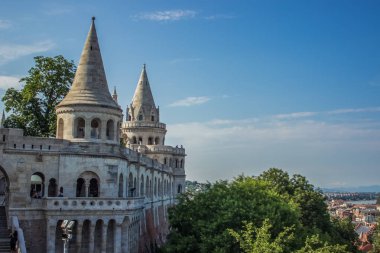 peri masalı eski beyaz Ortaçağ kale kule yeşil ağaçlar parlak yaz saati gün ve boş mavi gökyüzü ile