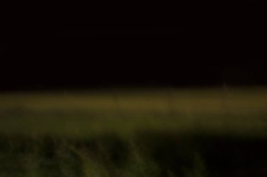 karanlık ve siyah bulanık odaklanmamış arka plan kavramı kopya veya metin için boş alan ile