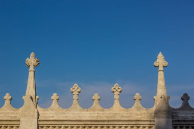 mavi gökyüzü arka plan kopya veya metin için boş alan ile ortaçağ mimari şekli beyaz çit