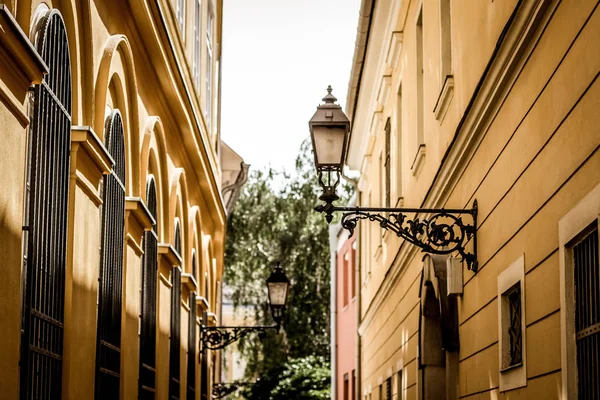 Weichen Fokus Gemütliche Kleine Europäische Straße Mit Gelben Gebäuden Und — Stockfoto