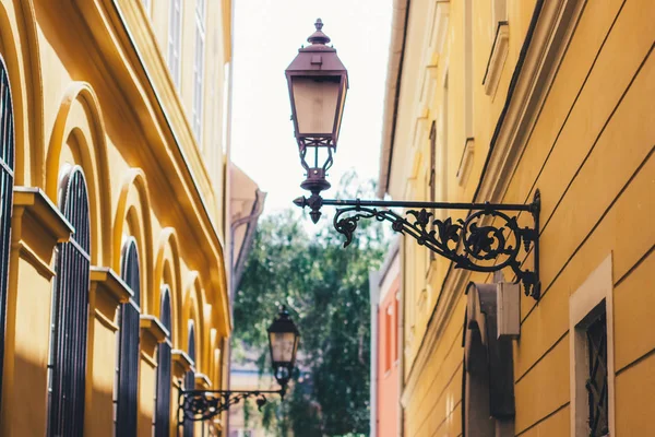 Який Фокус Затишна Маленька Європейська Вулиця Жовтими Будівлями Ліхтарями Літній — стокове фото