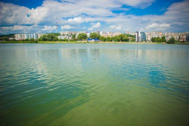 Zavallı kentsel şehir waterfront bölgesi su ile yüzey ve boş alan kopya veya metin için 