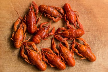 haşlanmış kerevit yiyecek ve içecek konsepti üzerine ahşap kesme Kurulu Danışma kopya veya metin için boş alan ile