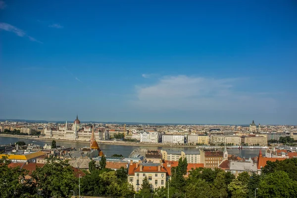 布达佩斯 匈牙利首都海滨古城区从上面夏天时间五颜六色的明亮的天以看法多瑙河河并且议会议院 — 图库照片