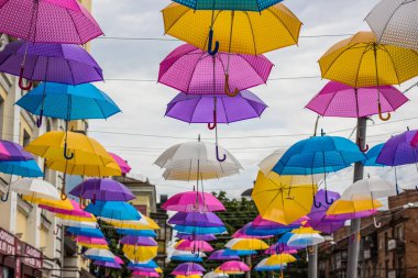 renkli mavi beyaz gül ve pembe şemsiyeler aşağıdan sokak kentsel açık çevre üzerindeki