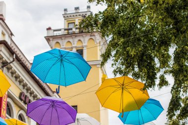 renkli mavi beyaz gül ve pembe şemsiyeler aşağıdan sokak kentsel açık çevre üzerindeki
