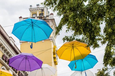 renkli mavi beyaz gül ve pembe şemsiyeler aşağıdan sokak kentsel açık çevre üzerindeki