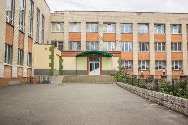 Kapı pencereler ve flowerbed cephe bina boş İlköğretim orta ve lise bahçesinde