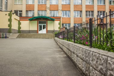 Kapı pencereler ve flowerbed cephe bina boş İlköğretim orta ve lise bahçesinde