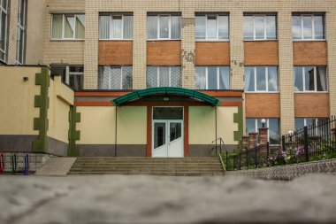 Kapı pencereler ve flowerbed cephe bina boş İlköğretim orta ve lise bahçesinde