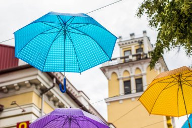 renkli beyaz sarı pembe mor ve mavi şemsiye dekorasyon kentsel sokak çevre alanı açık kavramı