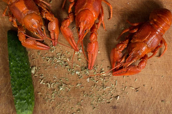 Gekochter Krebs Mit Gurken Und Gewürzspeisen Und Getränkekonzept Auf Holztisch — Stockfoto