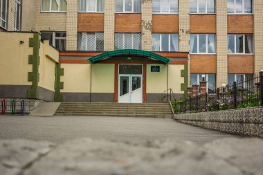 yumuşak odak ortak okul binası boş yarda cephe ile kapı ve pencere eşiği 