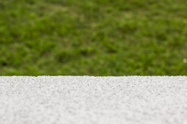 beyaz duvar beton yüzey yumuşak odak doku ve yeşil çim arka plan kavramı kopya veya metin için boş alan ile