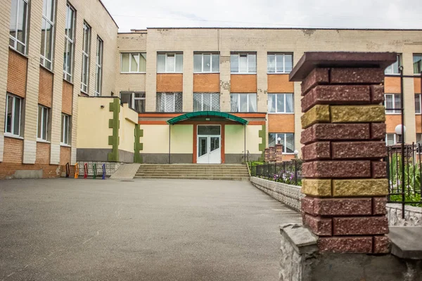 Soft Focus Edificio Escuela Común Patio Vacío Fachada Con Puerta — Foto de Stock