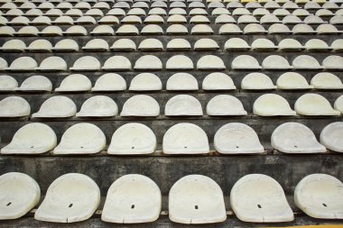 küçük bir stadyum beyaz boş kötü ve pis Tribün koltukları kavramı kimse ile