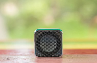 renkli ahşap masa ve odaklanmamış doğa ortam kopya veya metin için boş alan ile yumuşak odak bir küçük müzik sütunun müzik konsepti