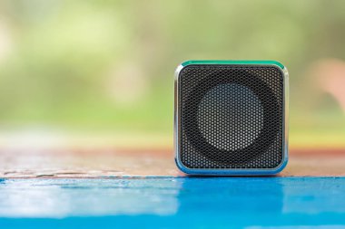 renkli ahşap masa ve odaklanmamış doğa ortam kopya veya metin için boş alan ile yumuşak odak bir küçük müzik sütunun müzik konsepti