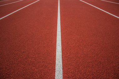 boş kırmızı yol parça arka plan doku spor konsepti ve beyaz şerit kopya veya metin alanı olan işaretleme çalıştıran