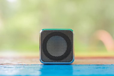 yumuşak odak bir küçük müzik sütun üzerinde renkli vintage eski ahşap masa ve odaklanmamış bulanık doğa geçmiş Kopyala veya metin için boş alan ile