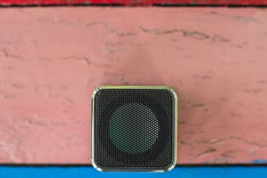 yumuşak odak bir küçük müzik sütunu yukarıdan ahşap renkli vintage eski tablo kopya veya metin için boş alan ile