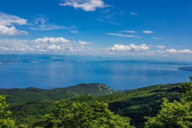 cennet adada güzel görünümü ile yukarıdaki yaz yeşil doğa orman dağ deniz manzara