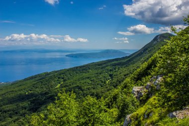 cennet adada güzel görünümü ile yukarıdaki yaz yeşil doğa orman dağ deniz manzara