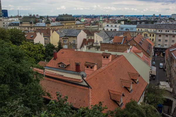 Stare Średniowieczne Dachy Miasta Wielu Małych Budynków Góry Czasie Wieczornym — Zdjęcie stockowe