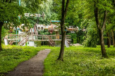 geçmiş SSCB ilçeler birinde açık yeşil park ortamında yıkım ve çürüme kavramı eski kötü paslı ve kırık atlıkarması 