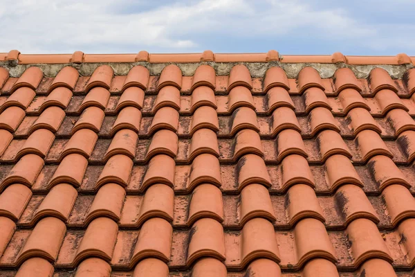 Gordelroos Rood Huis Dak Voorgrond Textuur Grijs Bewolkt Hemel Achtergrond — Stockfoto