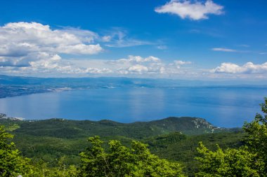 yumuşak odak ve renk tatil cennet kavramı orman dağ denizi doğa manzarası ile adanın yukarısında