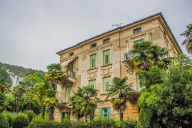 bir küçük güzel kır evi mimarisi cephe parlak renkli yaz günü tatil şehir bölgesinde